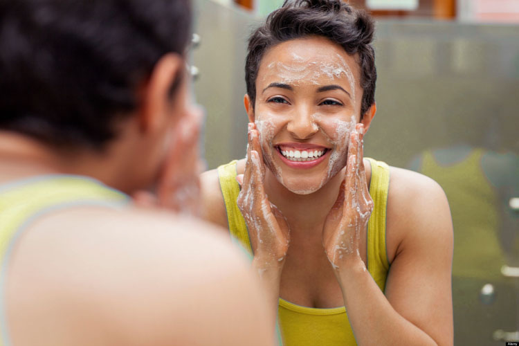 Memilih Sabun Pembersih Muka untuk Wajah Berjerawat | OTC Digest